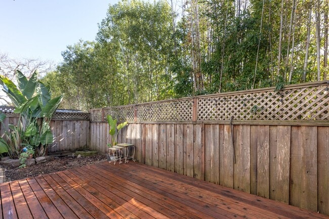 Building Photo - Live Oak Townhome – Completely Renovated & Move-In Ready!