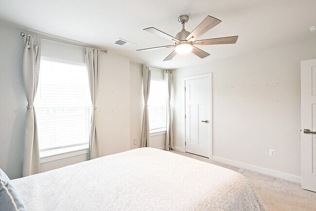 Building Photo - Spacious Pet-Friendly N. Albemarle Co Home With Fenced Backyard