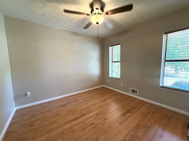 Building Photo - 3 Bedroom Townhome located walking distance to Downtown Woodstock!