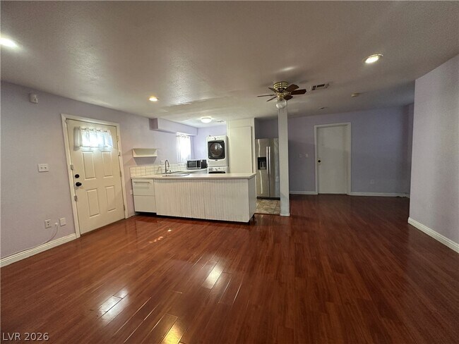 Building Photo - 1709 N Shadow Mountain Pl