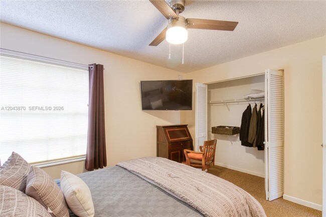 Building Photo - 11415 Lakeview Dr