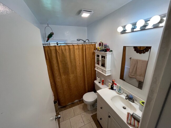 Building Photo - 2 bedroom- Located only 6 blocks to the be...
