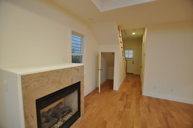 Building Photo - Luxury Craftsman Style Home in quiet San M...