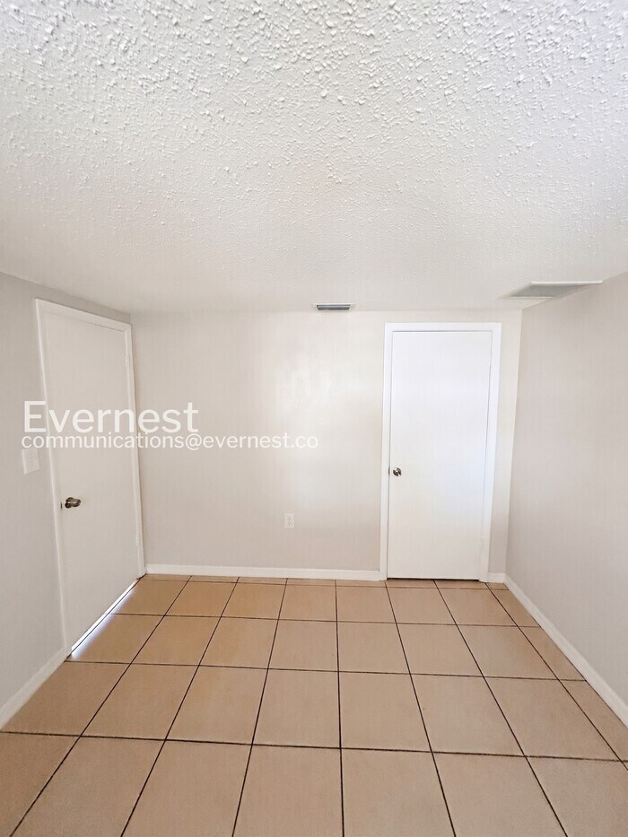 Building Photo - 9130 Chatam Ln