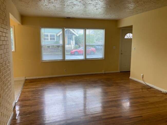 Building Photo - Charming Bungalow in Roselawn – Available ...