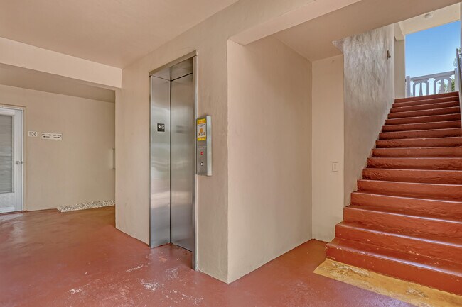 Building Photo - 2687 Garden Dr N