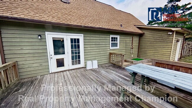 Building Photo - Charming Home Backing up to Arrowhead Park...