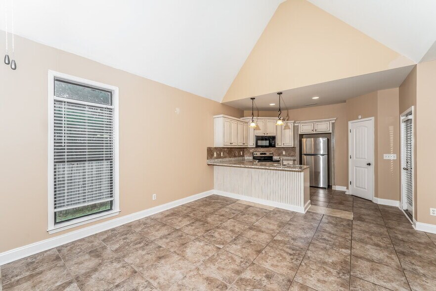 Building Photo - 2071 Kerry Cir