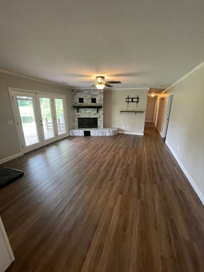 Building Photo - Waterfront Home!