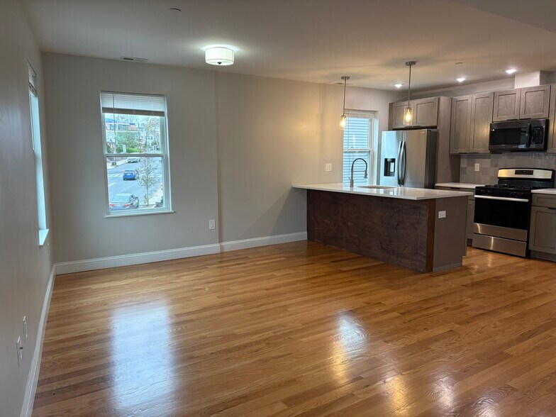 Building Photo - 595 Main St