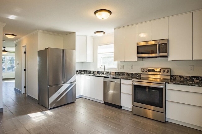 Building Photo - 2100 Oakcrest Cir