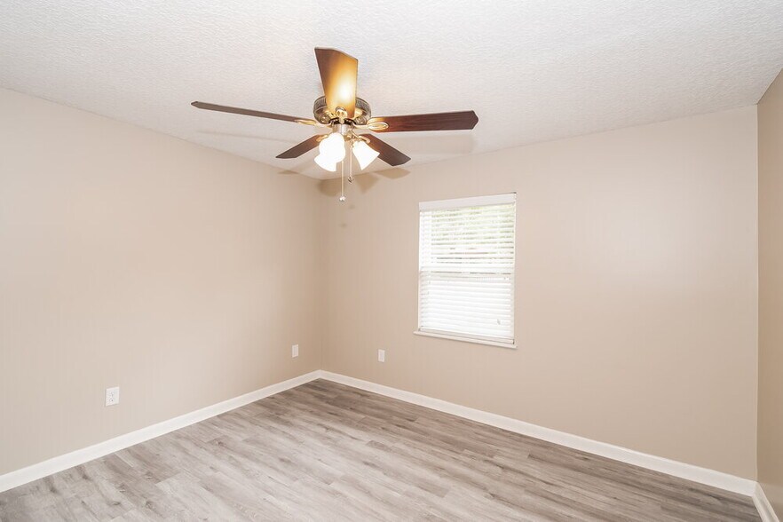 Building Photo - 4219 Pointe Haven Dr S