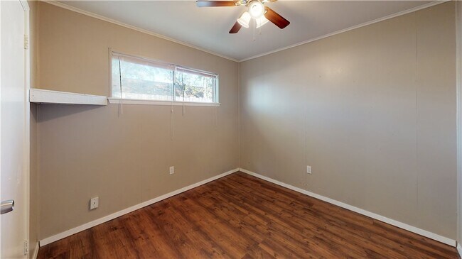 Building Photo - 204 Lynn Dr