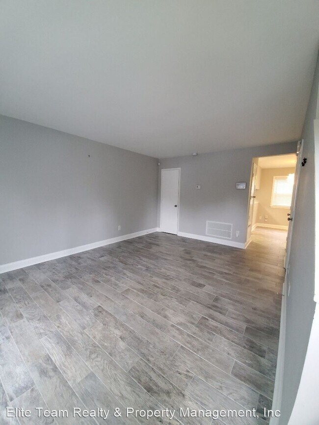 Building Photo - 2 br, 1.5 bath House - Cemetery St 309 Unit D