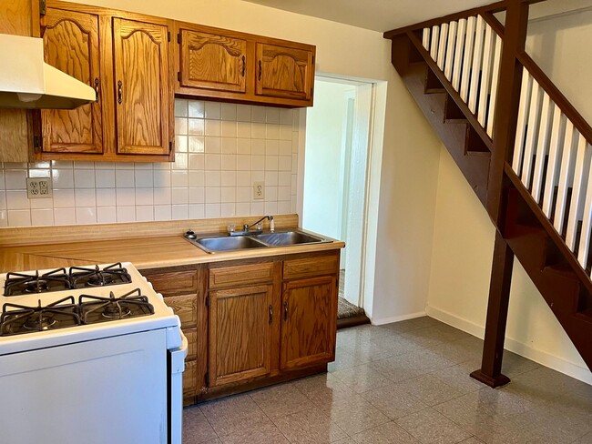 Building Photo - One bedroom with Bonus Room