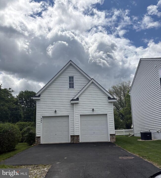 Building Photo - 806 Wren Ln