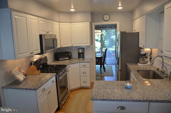 Building Photo - 8705 Yardley Dr