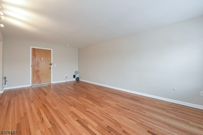 Building Photo - 565 Grove St