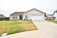Building Photo - Lovely Single Level Home 4BR/2BTH Located ...