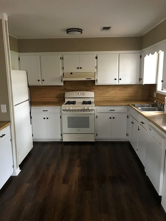 Building Photo - 205 Jim Denton