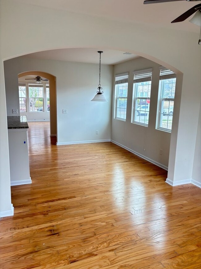 Building Photo - Renovated 3Bd, 2.5Ba End Unit Lake Norman Townhome with Fenced-in Yard and 1 Car Garage Coming Soon