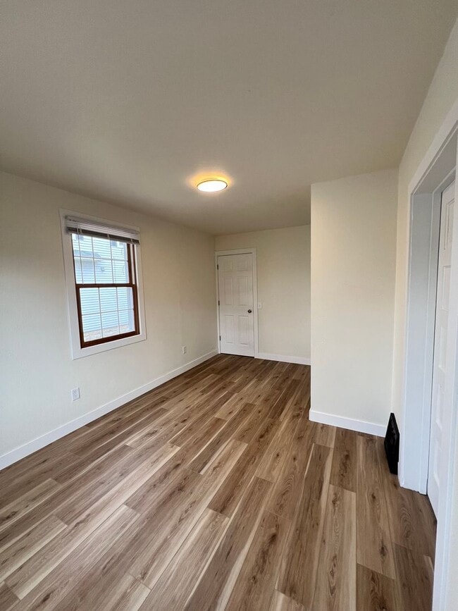 Building Photo - 835 Waugoo Ave