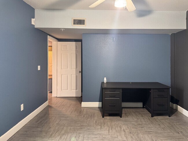 Building Photo - Corner Unit 2 bedroom 2 bathroom at The Grande Downtown