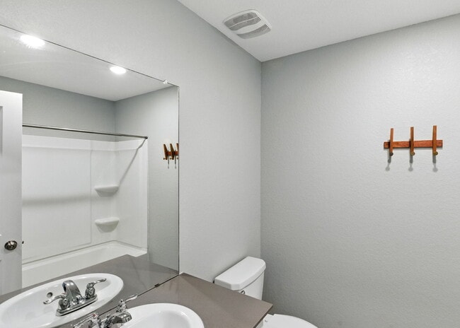 Building Photo - "Charming 3-Bed, 2-Bath Retreat in New Bra...