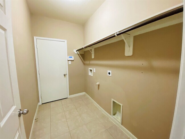 Building Photo - 24638 Lakecrest Village Dr