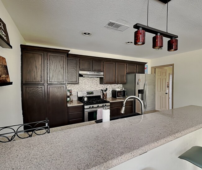 Building Photo - Cook, Entertain, Relax—Welcome Home to Westcliff!