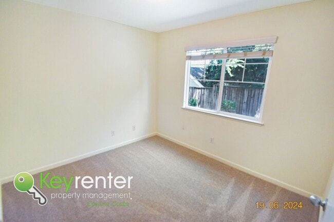 Building Photo - Charming 3 bed 2 bath home with spacious b...
