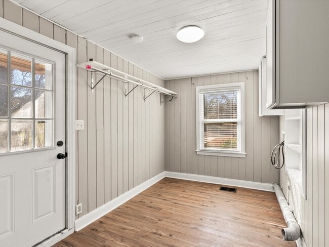 Building Photo - 1403 Lowell Dr SE