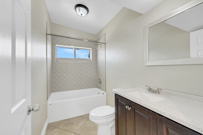 Building Photo - Remodeled 3 Bedroom