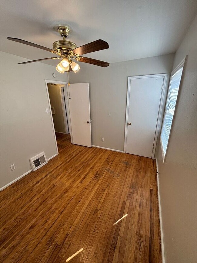 Building Photo - Charming 4-Bedroom Home in a Convenient Lo...