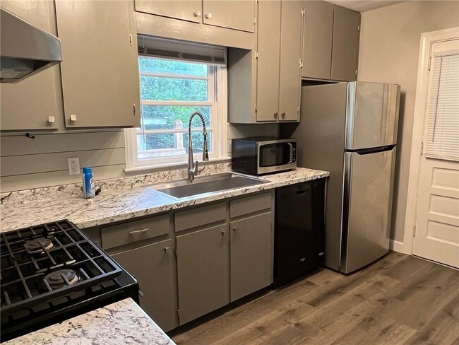 Building Photo - 5454 Lusann Dr
