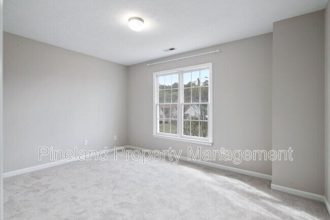 Building Photo - 320 Roundtree Dr