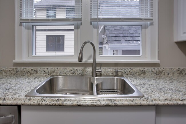 Building Photo - 3 Bedroom updated home Near Campus - Avail...