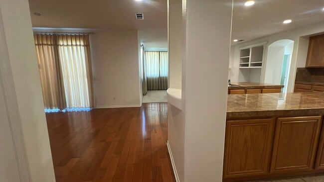 Building Photo - West Palmdale Home in Golf Course