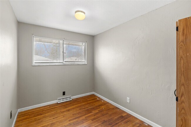 Building Photo - 1158 Reale Ave