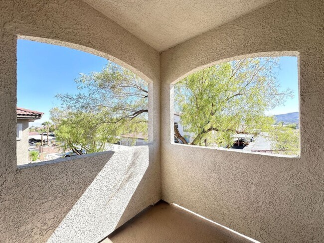 Building Photo - 2305 W Horizon Ridge Pkwy