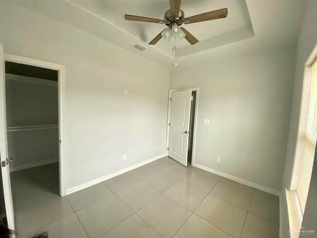 Building Photo - 10 Bahamas Dr