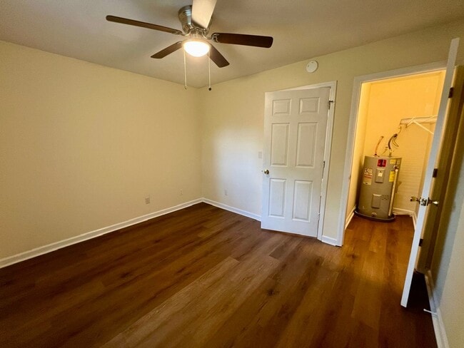 Building Photo - 1BR 1BA Apartment at Venture Point Apt. *Water Included*