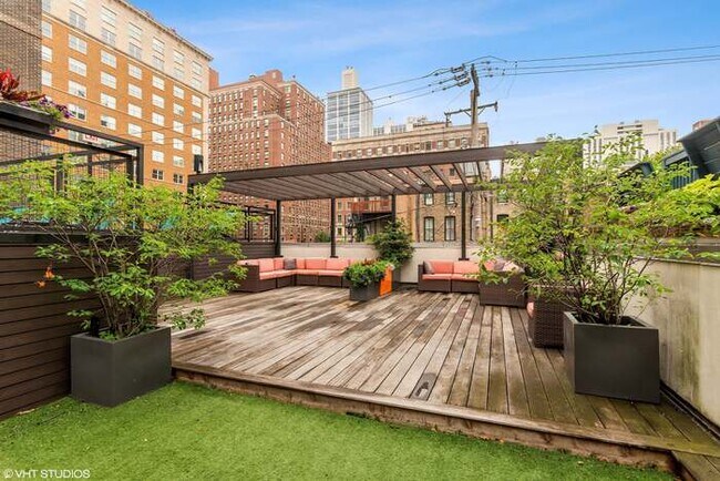 Urban Oasis - 21 W Goethe St