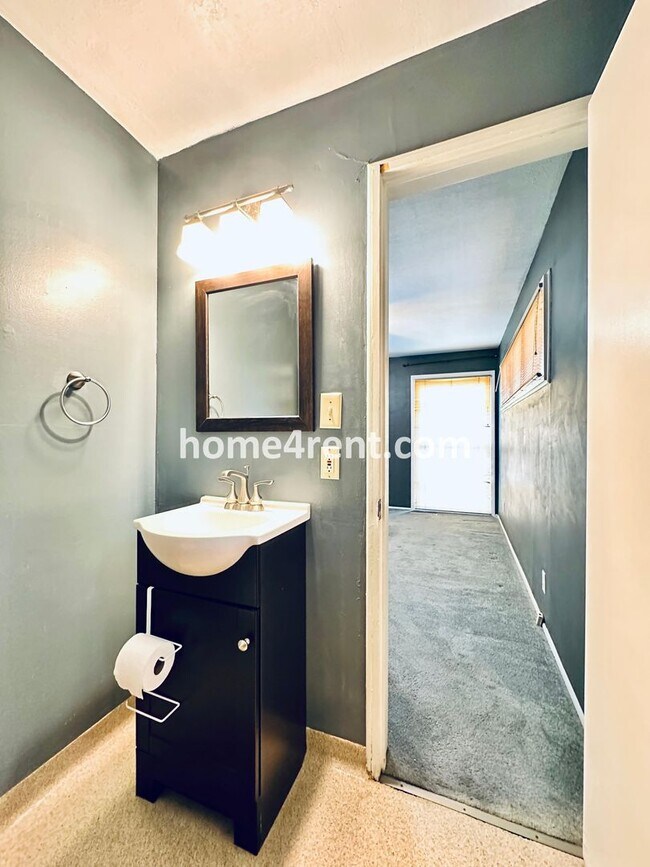 Building Photo - Charming Ranch Style, Prairie Village Home w/ a Fenced Yard, Updated Baths, and All Appliances In...