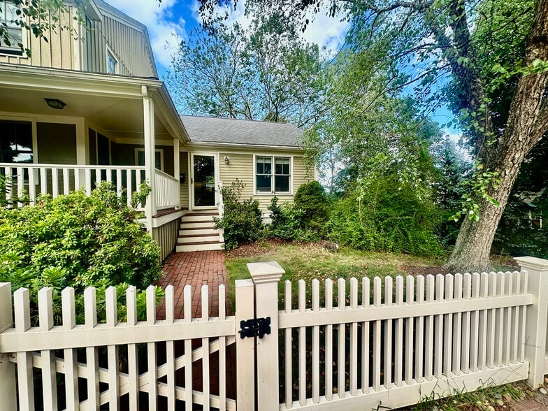 Building Photo - 19 Beech Glen St