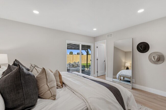 Building Photo - Beautifully Renovated 3 Bed/2 Bath Home in...