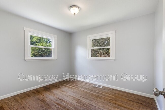 Building Photo - 321 Sarvis Dr