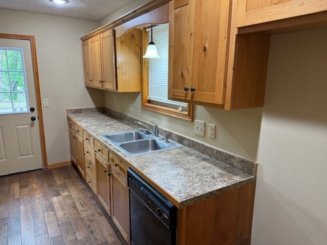 Building Photo - Southeast/Oak Grove Area!