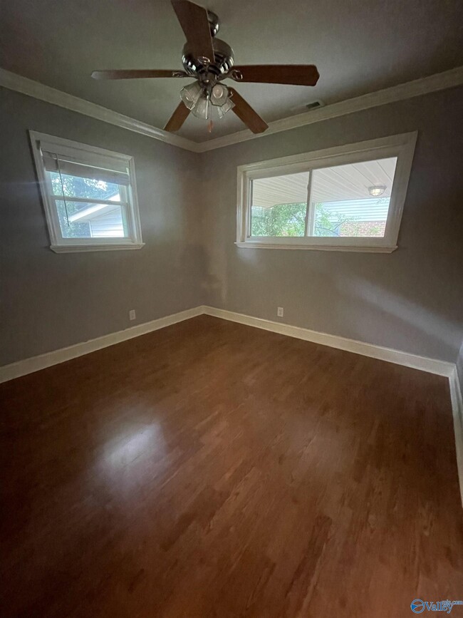 Building Photo - 505 Greenacres Dr NW