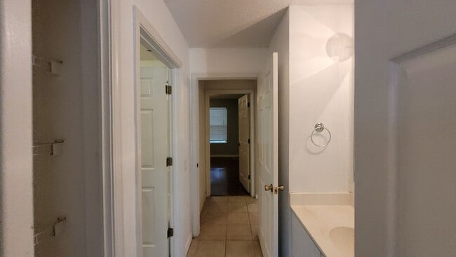 Building Photo - 2 bedroom 1 bath townhouse available for r...